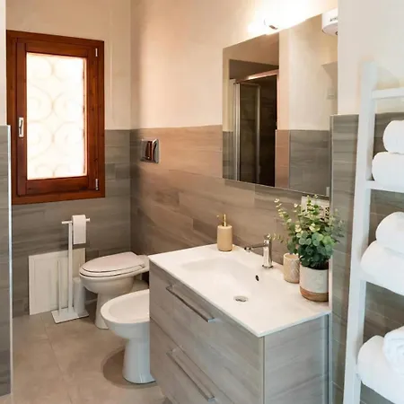 Rebecca House Apartment *